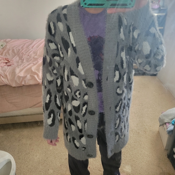 Gabrielle Union | EUC Long Gray Fuzzy Leopard Cozy Button Up Cardigan (SIZE M) - Picture 4 of 15